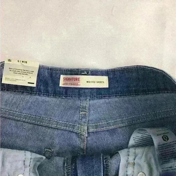 Levi’s Mid-Length Jean Shorts in What Are We Blue Size 6/ W28 - Picture 3 of 4